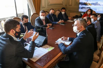 ****EM BAIXA****10/02/2021-  Governador Eduardo Leite recebe deputados e representantes de conselhos estaduais que são contra flexibilizações em agrotóxicos no RS Foto:  Leandro Molina / Assembleia Legisaltiva / Divulgação<!-- NICAID(14711337) -->