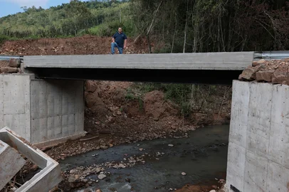 Capitão, RS, Brasil - Ponte sobre o Arroio das Palmas. Na imagem Rovanir Salton, 46 anos, criador de suínos na Linha Alegre, no interior de Capitão - atividades que constituem um dos principais motores do Vale do Taquari.Indexador: jeff botega<!-- NICAID(16022675) -->