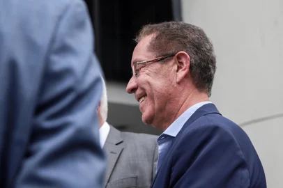 O prefeito eleito de Canoas, Airton Souza (PL) foi filmado tirando notas da calça e entregando a outra pessoa dentro de um carro.<!-- NICAID(15921330) -->
