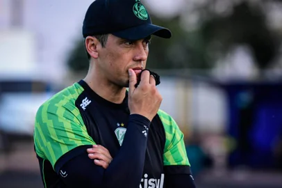 Na foto: Técnico Thiago Carpini em treinamento do Juventude no Estádio Municipal José Vessi, em Cravinhos-SP<!-- NICAID(15495174) -->