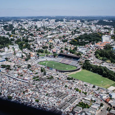 Foto do Estádio Centenário, de Caxias do Sul, com visão para o bairro Euzébio Beltrão de Queiroz. <!-- NICAID(15965390) -->