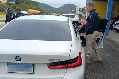 Policiais rodoviários federais recuperaram na manhã desta quinta-feira (09), na BR-101 em Itapema, um carro de luxo furtado na tarde de ontem no Rio Grande do Sul. <!-- NICAID(16142653) -->