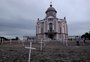 Mil cruzes são instaladas em frente ao Santuário de Caravaggio em homenagem às vítimas da covid-19