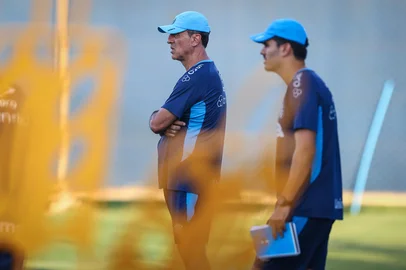 Treino GremioRS - FUTEBOL/ TREINO GREMIO 2025 - ESPORTES - Jogadores do Gremio realizam treino tÃ©cnico durante a tarde desta segunda-feira, no CT Luiz Carvalho, na preparaÃ§Ã£o para a partida valida pelo Campeonato Gacuho 2025. FOTO: LUCAS UEBEL/GREMIO FBPAEditoria: SPOLocal: Porto AlegreIndexador: Lucas UebelSecao: futebolFonte: Gremio.netFotógrafo: Treino Gremio<!-- NICAID(15995145) -->