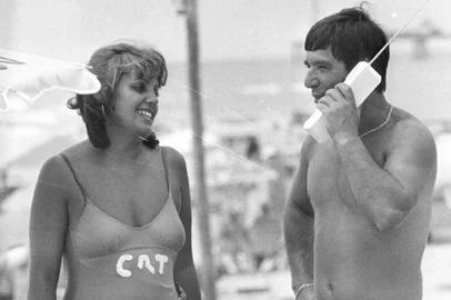 Banhista usando telefone sem fio da CRT na praia em 1986<!-- NICAID(14980729) -->