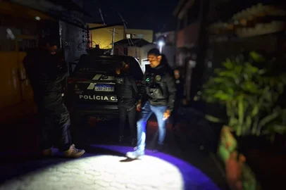 A Polícia Civil deflagra, na manhã desta quinta-feira (9), a operação Ruptura, que mira foragidos por crimes contra vulneráveis no âmbito da Lei Maria da Penha e do Estatuto da Criança e do Adolescentes (ECA). Até o momento, dois homens foram presos.<!-- NICAID(16323976) -->