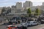 Israeli police and security forces stand next to covered the bodies of suspected attackers (L) as they secure the site of a shooting in Jerusalem on November 30, 2023. (Photo by Menahem KAHANA / AFP)Editoria: WARLocal: JerusalemIndexador: MENAHEM KAHANASecao: conflict (general)Fonte: AFPFotógrafo: STF<!-- NICAID(15612647) -->