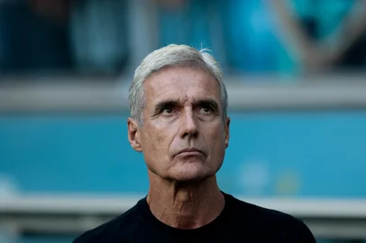 PORTO ALEGRE, RS, BRASIL, 07-02-2026: Jogo entre Grêmio x Novo Hamburgo, na Arena do Grêmio, neste sábado valendo classificação para a semifinal do Campeonato Gaúcho 2026. A partida única é válida pelas quartas de final do campeonato estadual. Na foto, o técnico do Grêmio, Luís Castro. (Foto: André Ávila/Agência RBS)Indexador: Andre Avila<!-- NICAID(16220889) -->