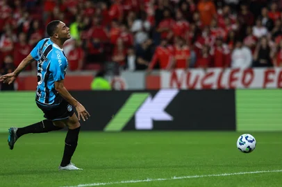 Renan Mattos / Agencia RBS PORTO ALEGRE, RS, BRASIL, 21-09-2025: Em jogo válido pela 24ª rodada do Brasileirão, o Grenal 448 iniciou com uma carga extra de tensão com os dois treinadores ameaçados de perderem seus cargos. No primeiro turno, o resultado foi 1 a 1 na Arena. Foto: Renan Mattos/Agência RBS<!-- NICAID(16129850) -->