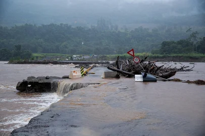 Ponte da Cooperação entre Caxias do Sul x Nova Petrópolis teve cabeceira levada pela força da água do rio. (NEIMAR DE CESERO/ AGENCIA RBS)<!-- NICAID(16062513) -->