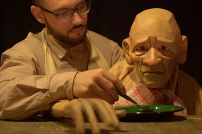 Geppetto tem como inspiração o clássico As Aventuras de Pinóquio: história de uma marionete, lançado pelo italiano Carlo Collodi, em 1883. Mas, na versão gaúcha, os protagonistas não têm os mesmos nomes da fábula conhecida mundialmente. O roteiro retrata a relação entre um filho e o pai, que precisa de cuidados com o avançar da idade. Tudo surgiu a partir da experiência pessoal de Fábio Cuelli, que utiliza boneco híbrido e marionete em cena. Recentemente, a peça venceu o Prêmio Açorianos 2025 nas categorias melhor espetáculo, ator (Fábio Cuelli), dramaturgia (Nelson Diniz) e cenografia (Mario de Ballentti e João Luiz Cuelli). <!-- NICAID(16208008) -->