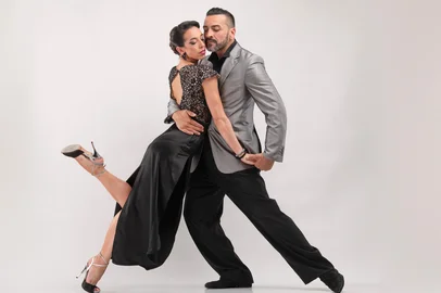 Caxias do Sul receberá um espetáculo internacional de tango para marcar a abertura da Semana da Dança. No dia 24 de abril, às 20h, a Casa da Cultura será palco do espetáculo “Noite Porteña – Dança, Música e Cultura”, apresentado pela Ballroom Espetáculos e Produção de Danças em parceria com a Secretaria Municipal da Cultura.A atração principal será o casal argentino Ricardo Astrada e Constanza Vieyto, campeões mundiais de tango em 2022 e reconhecidos internacionalmente pela excelência e elegância no estilo tradicional da dança argentina. A apresentação traz ao público a essência da cultura porteña, combinando técnica, emoção e musicalidade.Além da participação dos artistas argentinos, o espetáculo contará com a presença do Grupo Os Gaudérios, que integra a musicalidade ao clima do espetáculo, e também com apresentações da Ballroom Casa de Dança, representando a cena local da dança de salão.Nossa proposta é aproximar o público da cultura do tango e promover o intercâmbio artístico entre artistas internacionais e a comunidade local, reforçando Caxias do Sul como um importante polo cultural da região.  Os ingressos para o espetáculo custam R$ 60 (inteira) e R$ 30 (meia-entrada) e podem ser adquiridos na Casa da Cultura.LEGENDA DA FOTO: A atração principal será o casal argentino Ricardo Astrada e Constanza Vieyto, campeões mundiais de tango em 2022 <!-- NICAID(16251876) -->