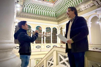 Moizes Cunha, 20, aluno da Escola da Ospa, junto com o diretor Diego Grendene de Souza.  Foto: Kathlyn Moreira / Agencia RBS<!-- NICAID(15118161) -->
