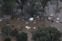 CANOAS, RS, Brasil, 04-05-2024: Pessoas resgatadas por equipe de bombeiros e exército de cima dos telhados das casas alagadas no bairro Rio Branco, em Canoas. Sete resgatados foram levados para o hospital da Ulbra. Foto: Mateus Bruxel / Agência RBS<!-- NICAID(15754367) -->