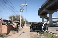 PORTO ALEGRE, RS, BRASIL, 22-07-2025: Carreta cegonha tomba em alça da nova ponte do Guaíba. Foto: Jonathan Heckler/Agência RBS<!-- NICAID(16085374) -->