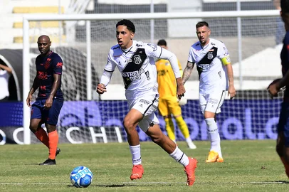 Jogador Felipinho, da Ponte Preta, com a bola<!-- NICAID(15673921) -->
