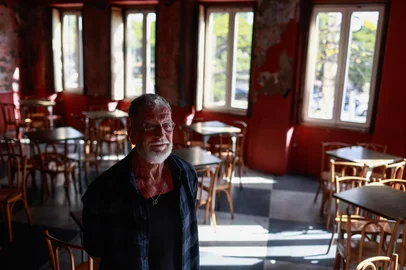 PORTO ALEGRE, RS, BRASIL, 02-12-2025: Retratos de Fiapo Barth para matéria sobre os 45 anos do Ocidente. O bar é um dos principais pontos culturais de Porto Alegre, resistindo décadas e marcando a história polítca-cultural da capital. (Foto: André Ávila/Agência RBS)Indexador: Andre Avila<!-- NICAID(16178641) -->