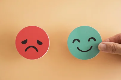 Hand choosing happy smile face, good feedback rating and positive customer review, mental health assessment, child wellness,world mental health day, think positive, compliment day concept<!-- NICAID(15961070) -->