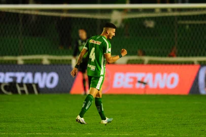 CAXIAS DO SUL, RS, BRASIL, 24/05/2023. Juventude x Atlético-GO, jogo válido pela oitava rodada da série B do Campeonato Brasileiro e realizado no estádio Alfredo Jaconi. Comemoração do segundo gol do Ju, marcado pelo zagueiro Danilo Boza. (Porthus Junior/Agência RBS)<!-- NICAID(15437511) -->