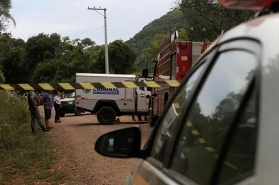 CAXIAS DO SUL, RS, BRASIL, 11/04/2021 - Foram encontrados no final da manhã deste domingo (11), os corpos de Vanessa Silvestre Lisot, 37 anos e Adriano Camargo Leopoldo de 28 anos, o casal que estava desaparecido desde de 5 de abril. Os corpos estavam em uma ribanceira ao lado de uma estrada vicinal que liga os bairros da Zona Leste de Caxias do Sul a Santa Lúcia do Piaí, no interior do município. O local é o mesmo onde na sexta-feira (09), foi localizado o veículo GM/Ônix usado pelos dois e que pertencia a uma das vítimas. (Marcelo Casagrande/Agência RBS)<!-- NICAID(14755292) -->