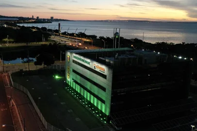 PORTO ALEGRE, RS, BRASIL - 12/03/2021 -Sede da Federação Gaúcha de Futebol (FGF) é iluminada na cor verde em adesão à campanha #aplausopelavida, que conclamou população a bater palmas em homenagem a profissionais da saúde que atuam no combate à pandemia da Covid-19. Foto: Marco Favero/Agência RBS<!-- NICAID(14734438) -->