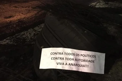 ***EM BAIXA***PORTO ALEGRE, RS, BRASIL, 02/10/2022- Um protesto ocorreu no início da manhã desse domingo (2) de eleições em Porto Alegre. Pneus foram queimados, uma faixa estendida e papéis espalhados na avenida Silva Só, bairro Santa Cecília. Foto: Ronaldo Bernardi / Agencia RBS<!-- NICAID(15223301) -->