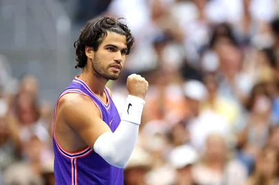NEW YORK, NEW YORK - AUGUST 25: Carlos Alcaraz of Spain reacts with partner Serena Williams of the United States in their mixed doubles match against Erin Routliffe of New Zealand and Lloyd Glasspool of the United Kingdom during Fan Week at the USTA Billie Jean King National Tennis Center on August 25, 2026 in the Flushing neighborhood of the Queens borough of New York City.   Sarah Stier/Getty Images/AFP (Photo by Sarah Stier / GETTY IMAGES NORTH AMERICA / Getty Images via AFP)<!-- NICAID(16353245) -->