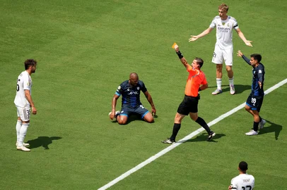 Real Madrid CF v CF Pachuca: Group H - FIFA Club World Cup 2025CHARLOTTE, NORTH CAROLINA - JUNE 22: Raul Asencio #35 of Real Madrid C.F. receives a red card during the FIFA Club World Cup 2025 group H match between Real Madrid CF and CF Pachuca at Bank of America Stadium on June 22, 2025 in Charlotte, North Carolina.   Michael Owens/Getty Images/AFP (Photo by Michael Owens / GETTY IMAGES NORTH AMERICA / Getty Images via AFP)Editoria: SPOLocal: CharlotteIndexador: MICHAEL OWENSSecao: soccerFonte: GETTY IMAGES NORTH AMERICAFotógrafo: CONTRIBUTOR<!-- NICAID(16065039) -->