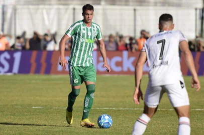 Na foto: zagueiro Zé Marcos em Botafogo x Juventude<!-- NICAID(15495473) -->