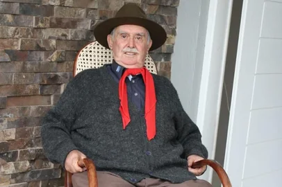 Contribuição histórica do professor Juvelino Daneluz ao distrito de Santa Lúcia do Piaí. Em abril de 1965, aos 21 anos, seu Juvelino escreveu a poesia Água Azul, relatando o martírio do Padre Cristóvão de Mendoza pelos indígenas, em 1635. Segundo a lenda, o corpo do jesuíta - introdutor do gado no Rio Grande do Sul - foi jogado nas águas de uma fonte, que teria ficado azul, dando origem ao nome. Considerada milagrosa, a fonte é buscada até hoje para cura e obtenção de várias graças. Já a poesia de Juvelino é declamada até hoje nas festas da comunidade em Santa Lúcia.<!-- NICAID(15860765) -->