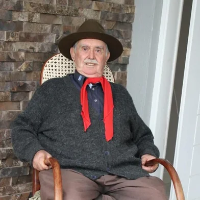 Contribuição histórica do professor Juvelino Daneluz ao distrito de Santa Lúcia do Piaí. Em abril de 1965, aos 21 anos, seu Juvelino escreveu a poesia Água Azul, relatando o martírio do Padre Cristóvão de Mendoza pelos indígenas, em 1635. Segundo a lenda, o corpo do jesuíta - introdutor do gado no Rio Grande do Sul - foi jogado nas águas de uma fonte, que teria ficado azul, dando origem ao nome. Considerada milagrosa, a fonte é buscada até hoje para cura e obtenção de várias graças. Já a poesia de Juvelino é declamada até hoje nas festas da comunidade em Santa Lúcia.<!-- NICAID(15860765) -->