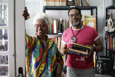 Mateus Bruxel / Agencia RBS PORTO ALEGRE, RS, BRASIL, 07-10-2025: Os curadores da Biblioteca do Negro Professora Ivanilda de Oliveira Belegante, Clélia Paim, 69, e Jair Angelos, 59, no espaço que deve ser inaugurado em breve, no bairro Cidade Baixa, para preservar a memória do povo negro. Eles receberam a doação de um acervo com mais de mil livros e peças variadas sobre a história da população negra no Brasil, com destaque para o Rio Grande do Sul, e algumas obras raras que ficarão à disposição do público para consultas e pesquisas. Também planejam parceria com universidades e outras instituições para movimentar a biblioteca temática. Foto: Mateus Bruxel/Agência RBSIndexador: MATEUS BRUXEL<!-- NICAID(16141084) -->