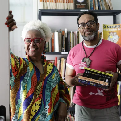 PORTO ALEGRE, RS, BRASIL, 07-10-2025: Os curadores da Biblioteca do Negro Professora Ivanilda de Oliveira Belegante, Clélia Paim, 69, e Jair Angelos, 59, no espaço que deve ser inaugurado em breve, no bairro Cidade Baixa, para preservar a memória do povo negro. Eles receberam a doação de um acervo com mais de mil livros e peças variadas sobre a história da população negra no Brasil, com destaque para o Rio Grande do Sul, e algumas obras raras que ficarão à disposição do público para consultas e pesquisas. Também planejam parceria com universidades e outras instituições para movimentar a biblioteca temática. Foto: Mateus Bruxel/Agência RBSIndexador: MATEUS BRUXEL<!-- NICAID(16141084) -->