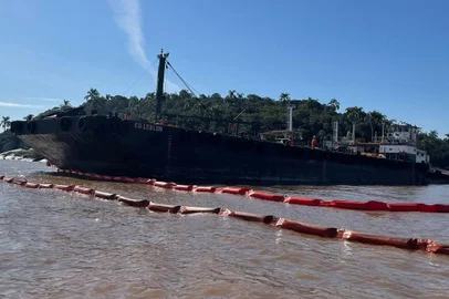 Porto Alegre , 22 de junho de 2023 , barcaça encalhada no Guaíba , em Itapuã , com óleo combustível pesado.<!-- NICAID(15463433) -->