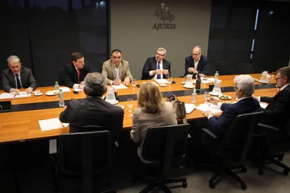 Já tem data e local marcados para o primeiro debate entre os candidatos à presidência do Tribunal de Justiça do Rio Grande do Sul. Os desembargadores Eduardo Uhlein e Antonio Vinicius Amaro da Silveira vão apresentar suas propostas de gestão na tarde de 18 de setembro.O debate será realizado durante o 16º Congresso Estadual da Magistratura, promovido pela Associação dos Juízes do RS (Ajuris). O evento será realizado no Plaza Hotel & Boulevard Convention Vale dos Vinhedos, em Garibaldi. O sucessor do atual presidente, Alberto Delgado Neto, será escolhido no final de novembro, em eleição entre os desembargadores. Até o momento, apenas os dois desembargadores assumiram candidatura. O ministro Luiz Roberto Barroso, presidente do Supremo Tribunal Federal, fará a conferência de encerramento do congresso.  A data do debate foi definida nesta sexta-feira (22), em reunião na Ajuris, com a participação do presidente, Cristiano Vilhalba Flores, e integrantes das duas chapas.<!-- NICAID(16107930) -->