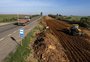 Buracos, falta de sinalização e vegetação sobre a pista põem em risco quem trafega pela BR-290