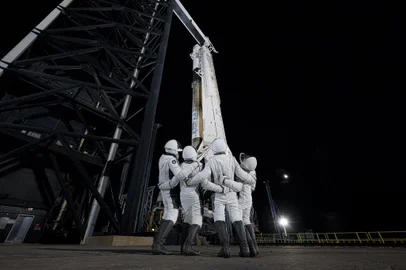A SpaceX, do bilionário Elon Musk, quer alcançar uma nova etapa em sua empreitada no turismo espacial. A meta da empresa agora é realizar a primeira caminhada espacial da história em uma missão comercial, batizada de Polaris Dawn.Tripulação da Polaris será formada por Scott Poteet (loiro), Sarah Gillis (morena), Jared Isaacman (moreno) e Anna Menon (loiro). Equipe vai passar cinco dias em órbita.<!-- NICAID(15850625) -->