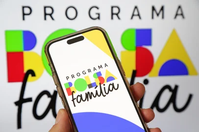 A nova verso do aplicativo Bolsa FamÃ­lia jÃ¡ estÃ¡ disponÃ­vel para download com fundo vibrante e colorido.Fonte: 1184490369<!-- NICAID(15989753) -->