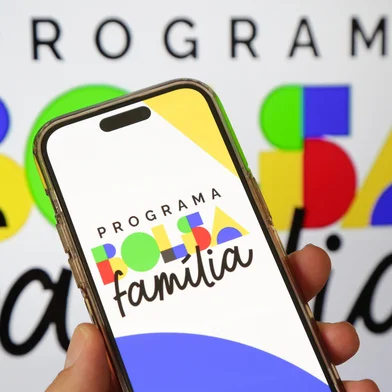 A nova verso do aplicativo Bolsa FamÃ­lia jÃ¡ estÃ¡ disponÃ­vel para download com fundo vibrante e colorido.Fonte: 1184490369<!-- NICAID(15989753) -->