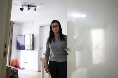 CANOAS, RS, BRASIL, 16-09-2025: Balanço da entrega de moradias para pessoas afetadas pela enchente. Fernanda Farias, era morada da região das Ilhas de Porto Alegre. Perdeu a casa na enchente e agora é beneficiária do programa Compra Assistida. Fotos: Duda Fortes/Agencia RBS<!-- NICAID(16125782) -->