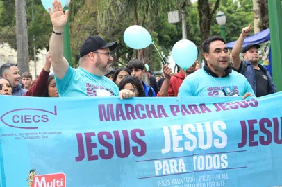 A 14ª edição da Marcha para Jesus reuniu três mil pessoas em Caxias do Sul, na tarde deste sábado (8), de acordo com o Conselho de Igrejas Evangélicas do município. O ato começou na Praça Dante Alighieri por volta de 15h, com a concentração dos fiéis, e seguiu até a Praça das Feiras, no bairro São Pelegrino, para um culto aberto.<!-- NICAID(16163851) -->