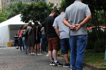 CAXIAS DO SUL, RS, BRASIL, 08/01/2022 - Vacinação e teste para covid 19 formam filas na praça Dante. (Marcelo Casagrande/Agência RBS)<!-- NICAID(14985561) -->