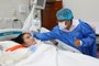 Ministro da Saúde do Peru, César Vásquez, visitando dois pacientes com síndrome de Guillain Barré que estão internados no Instituto Nacional de Ciências Neurológicas (INCN).<!-- NICAID(15478023) -->