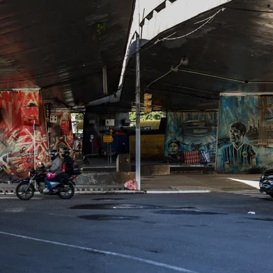 PORTO ALEGRE, RS, BRASIL - 24-06-2025: CONTEINERS PARA LOJAS NO VIADUTO DA CONCEIÇÃO. Prefeitura de Porto Alegre vai instalar contêiners para lojas em dois pontos do Viaduto da Conceição. Um ficará embaixo da Alberto Bins e outro em baixo da Avenida Farrapos. Fotos: Duda Fortes/Agencia RBS<!-- NICAID(16066077) -->