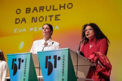 15/08/2023 - 51Âº Festival de Cinema de Gramado - Atriz Emanuelle Araujo e a diretora Eva Pereira do Longa-metragem brasileiro "O Barulho da Noite" / Foto: Cleiton Thiele/AgÃªncia Pressphoto<!-- NICAID(15511555) -->