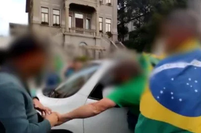 Confusão no final de ato político na Praça Dante Alighieri, em Caxias do Sul<!-- NICAID(15200356) -->
