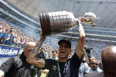 PORTO ALEGRE, RS, BRASIL, 30-11-2017: Torcedores lotam a Arena para comemorar com os jogadores do Grêmio a conquista do tricampeonato da Libertadores da América contra o Lanús, da Argentina. (Foto: Mateus Bruxel / Agência RBS)<!-- NICAID(13300647) -->