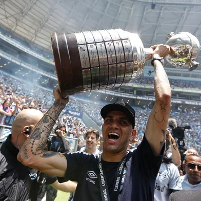 PORTO ALEGRE, RS, BRASIL, 30-11-2017: Torcedores lotam a Arena para comemorar com os jogadores do Grêmio a conquista do tricampeonato da Libertadores da América contra o Lanús, da Argentina. (Foto: Mateus Bruxel / Agência RBS)<!-- NICAID(13300647) -->