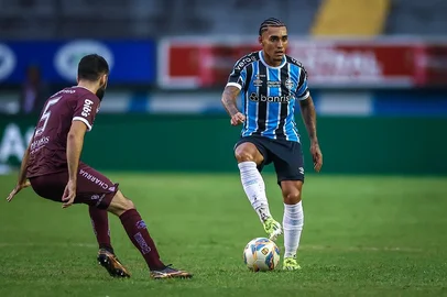 Du Queiroz durante jogo contra o Caxias.
