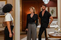César (Cauã Reymond) assume o relacionamento com Odete (Debora Bloch), e Fátima (Bella Campos) o agride. Odete a expulsa.<!-- NICAID(16109646) -->
